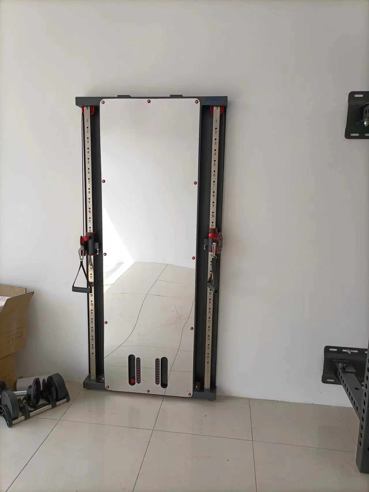 Home Gym With Smith Machine - ジム機器 スミスマシン 壁掛け式 デュアル機能 スタンディングハイプルダウン トレーナー